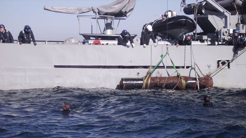 Izado de un torpedo en cabo Udra, en Bueu, en el 2010