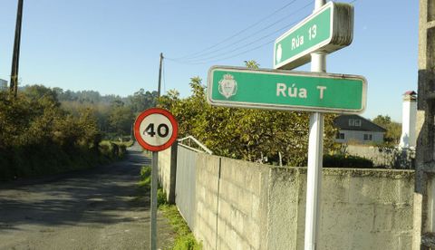Cruce de la calle 13 de A Estrada con la r�a T, en las proximidades de la avenida de Santiago. 