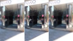 Tienda de maquillaje Kiko, en la ra Xeneral Pardias de Santiago, con la puertadestrozada