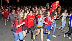 Los j�venes celebraron por todo lo alto el triunfo de la Selecci�n espa�ola