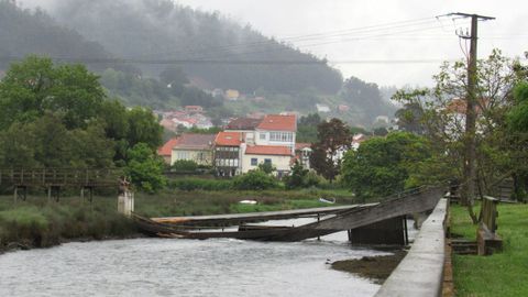 Pasarela derribada en el río Belelle, Neda.