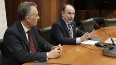 El rector de la Universidad de Oviedo, Ignacio Villaverde (d), ofrece una rueda de prensa tras la reuni�n del Consejo de Gobierno de la instituci�n acad�mica