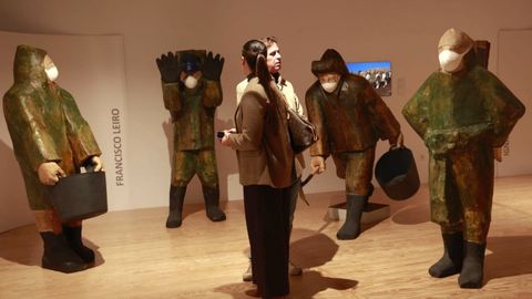Grupo escult�rico de Leiro que homenajea a las mujeres que recogieron el fuel del vertido del Prestige.