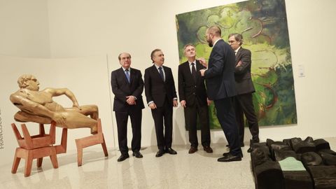 El comisario Diego Gasc�n (de espaldas) desgrana los detalles de la exposici�n ante Miguel �ngel Escotet, Francisco Botas y los responsables de Casa de Am�rica en un espacio que acoge la obra de Leiro �Sileno acarreado por tres s�tiros�; la pintura de Dar�o Basso �Grande Verde II� (1996) y la instalaci�n de Fernando Cas�s �Norte 3�.