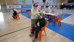En el pabell�n de A Ra�a, en Mar�n, est� en marcha un cribado para vecinos de 50 a 64 a�os