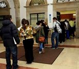 J�venes universitarios hacen cola en la Diputaci�n de Pontevedra para acceder al plan de becas.