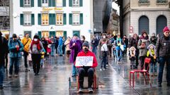 Guillermo Fern�ndez frente al parlamento suizo, en Berna, acompa�ado de otros ciudadanos que han acudido para apoyar su huelga de hambre