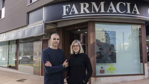 Luis G�mez con su esposa y socia Mar�a Gim�nez ante la farmacia