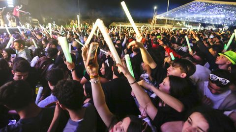 Una multitud de jvenes entregada a la actuacin de la orquesta Pars de Noia, hace dos aos en las fiestas de O Alto