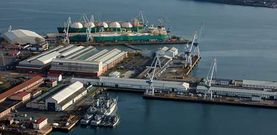 La antigua Baz�n, en la foto de archivo con un gasero en reparaci�n, cuenta con una plantilla de 2.300 trabajadores.