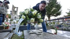 El concejal Tino Cordal deposit� hoy un ramo de flores en la sepultura de Josefina Blanco, recordando el aniversario de la muerte de la esposa de Valle-Incl�n