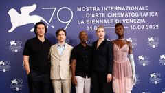 El realizador Noah Baumbach posa en Venecia entre los actores del elenco de �White Noise� Adam Driver y Don Cheadle, Greta Gerwig y Jodie Turner-Smith.