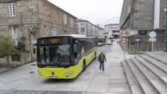 Por la calle Valle-Incl�n (en la imagen) y la r�a das Rodas circulan 300 autobuses al d�a