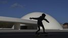 J�venes practican sobre patines en la explanada del Centro Niemeyer de Avil�s