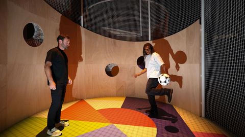 Exhibicin inmersiva 'Football City, Art United', Juan Mata y Edgar Davids