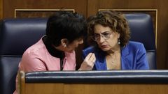 La ministra de Seguridad Social, Elma Saiz, conversa con la exresponsable de Hacienda, Mar�a Jes�s Montero, en foto de archivo
