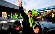 Rafael Correa saluda durante un acto de campa�a electoral celebrado ayer en Quito.
