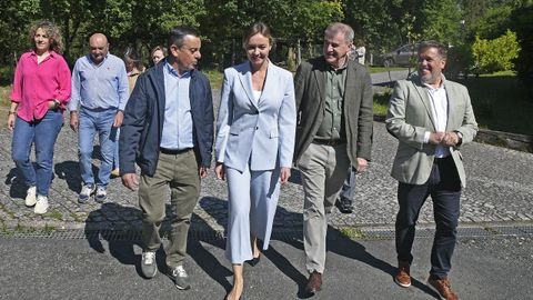 La conselleira de Poltica Social, Fabiola Garca, en el centro, junto con otras autoridades durante la visita al centro social municipal de Pior.