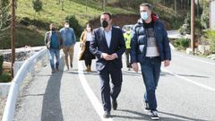 El presidente provincial y el alcalde de Cedeira, ayer en la visita a la obra de la variante de As Pontigas