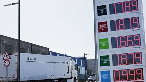 Una gasolinera de la provincia de A Coru&ntilde;a con los precios tras la entrada en vigor de las nuevas ayudas este 1 de octubre.