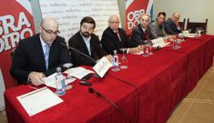 Mateo -primero por la izquierda- y representantes de las empresas patrocinadoras. 