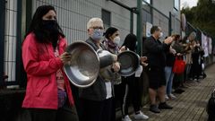 Cacerolada en el R�a do Burgo para protestar por el cierre del servicio de comedor