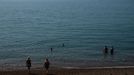 La gente disfrut� ayer del mar junto al puerto de Dover (Reino Unido)