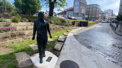 Limpian la escultura de Moncho Reboiras, en Santiago