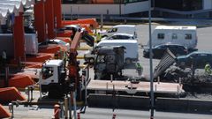 Las llamas consumen un cami�n en el peaje de Vilaboa