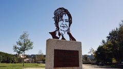 La imagen de Rosala Mera preside la entrada al parque de Dorneda promovido por su hija Sandra Ortega.