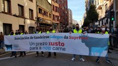 Ganaderos de Suprema, participando en una manifestaci�n en Asturias en demanda de precios m�s altos para la carne.