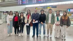 De izquierda a derecha: Paula Dios Docampo, del IES Blanco Amor de Ourense; Sara Novais Meireles, del IES Punta Candieira de Cedeira; Carme Xiu Blanco Alonso, del IES Carlos Casares de Viana do Bolo; Teresa Andi�n Mosquera, del IES Pluriling�e Rosal�a de Castro de Santiago; Manuel Rodr�guez M�ndez, decano del Colegio Oficial de Qu�micos de Galicia; Brais Sergio Ferr�, del Colegio Santa Mar�a del Mar de A Coru�a; Samuel Sumay M�guez, del IES Monte das Moas de A Coru�a; Candela Rivas Caba�as, del Colegio Fingoi de Lugo y Carmen Mu��z Garc�a, del Colegio Manuel Peleteiro de Compostela.