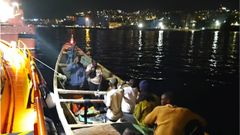 Cayuco localizado en aguas prximas a Arguinegun, en Mogn (Gran Canaria).