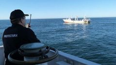 Un agente observa un pesquero que faena cerca de la zona econ�mica exclusiva