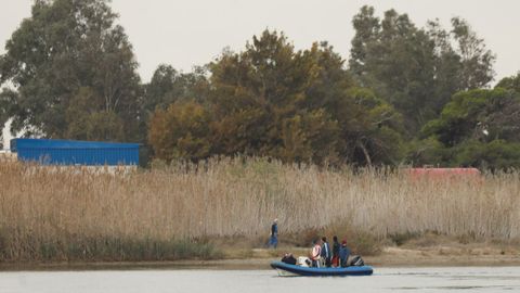 Efectivos de Salvamento Mar�timo en una lancha durante la b�squeda coordinada en el Mar Menor 