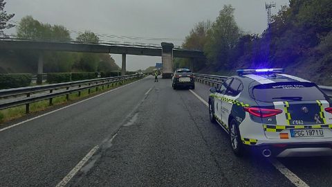 El carril de la autova en sentido A Corua est cerrado al trfico