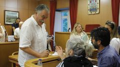 ngel Garca Seoane se dirige a los concejales socialistas Carmen Acua y Jess Fernndez en un pleno.