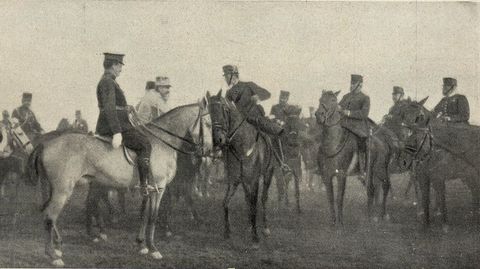 Alfonso XIII -en el centro- departe con agregados militares extranjeros