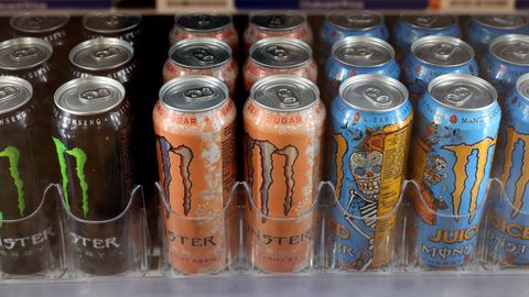 Varias latas de bebidas energ�ticas en un supermercado, en una imagen de archivo.