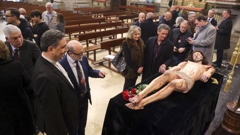 El obispo de Mondo�edo-Ferrol, Fernando Garc�a Cadi�anos, en primer t�rmino, contemplando, en la concatedral de San Juli�n, la nueva imagen del Cristo del Desenclavo.