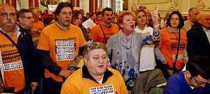 Las protestas por las preferentes volvieron a copar el protagonismo en el sal�n de plenos de Montero R�os.