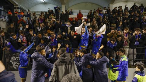 Los jugadores del Ourense CF celebrando con su afici�n la victoria ante el Girona FC en la Copa del Rey
