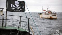 Un barco ecologista persiguiendo en aguas tailandesas a un buque dedicado a la pesca ilegal de merluza