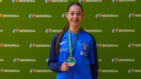 Mar&iacute;a con la medalla. 