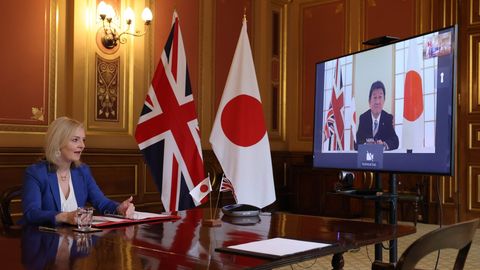 La secretaria de Comercio brit�nica,Liz Truss, charla con el ministro japon�s de Asuntos Exteriores, Toshimitsu Motegi 