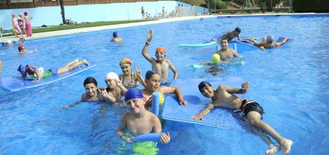 Las piscinas de Rodeiro abrieron ayer sus puertas al público y estrenaron la nueva temporada estival.