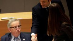 Macron saluda a Juncker, en la segunda jornada del Consejo Europeo en Bruselas