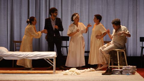 Sarabela Teatro estren�  A Metamorfose  en el Teatro Principal de Ourense.