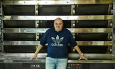Manuel, el hijo mayor, en el horno, donde trabaja con su mujer, su hermano y cinco empleados. 