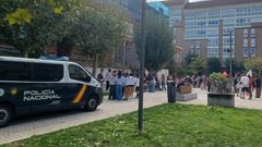 Alumnado y docentes este mi�rcoles a las puertas del IES Men�ndez Pidal